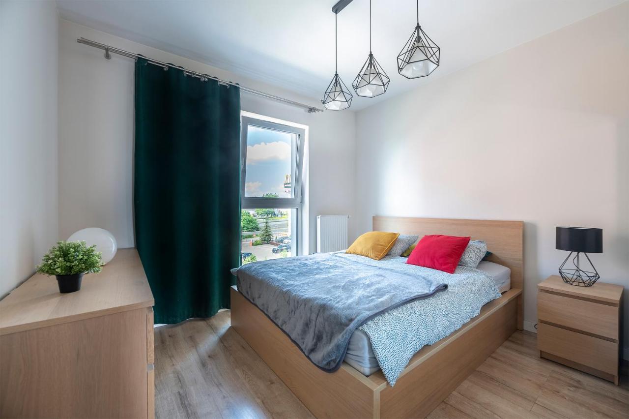 Luxury In -1-bright-secured-free Parking Apartment *