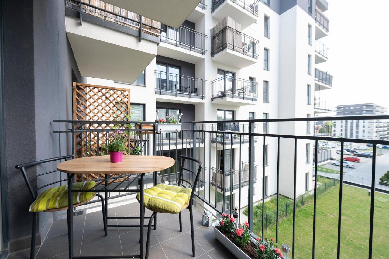 Luxury In -1-bright-secured-free Parking Apartment *
